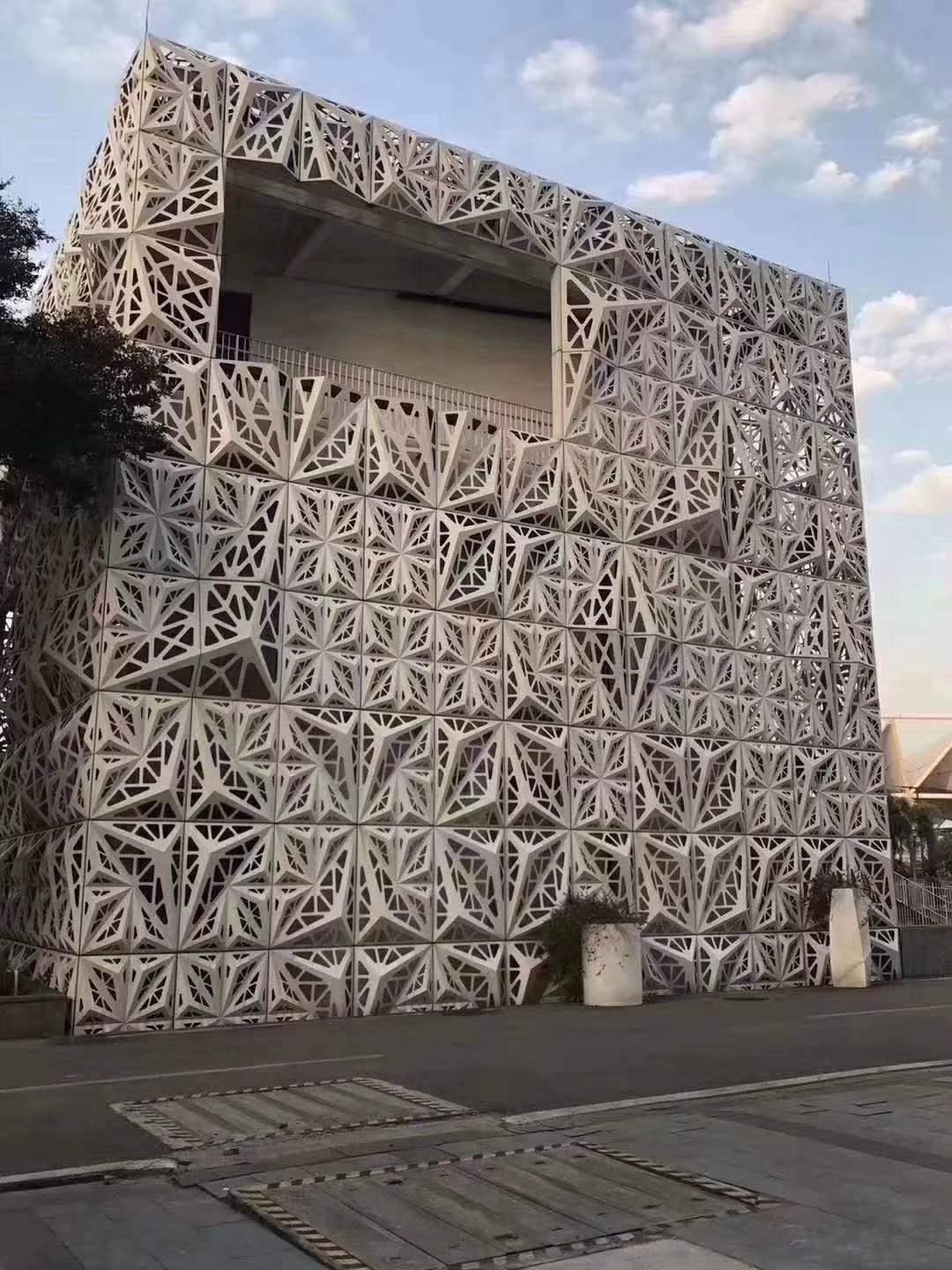 镂空造型孔铝板-雕花铝花格门头_铝天花板-广东德普龙建材有限公司